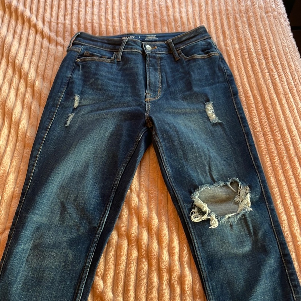 Extra high-rise. 360 stretch. Dark wash. Distressed jean